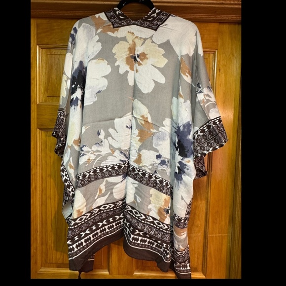 Women’s Wrap / Coverup Vince Camuto ONE SIZE - BRAND NEW - 100% Rayon - Picture 3 of 9